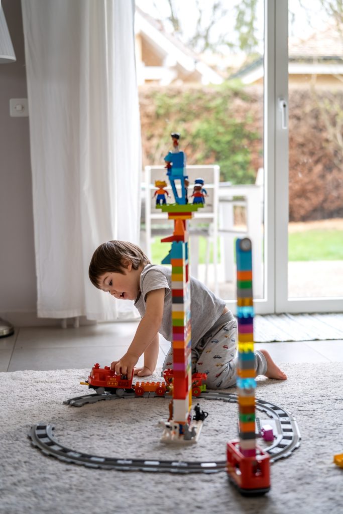 menino montando uma torre com blocos de montar