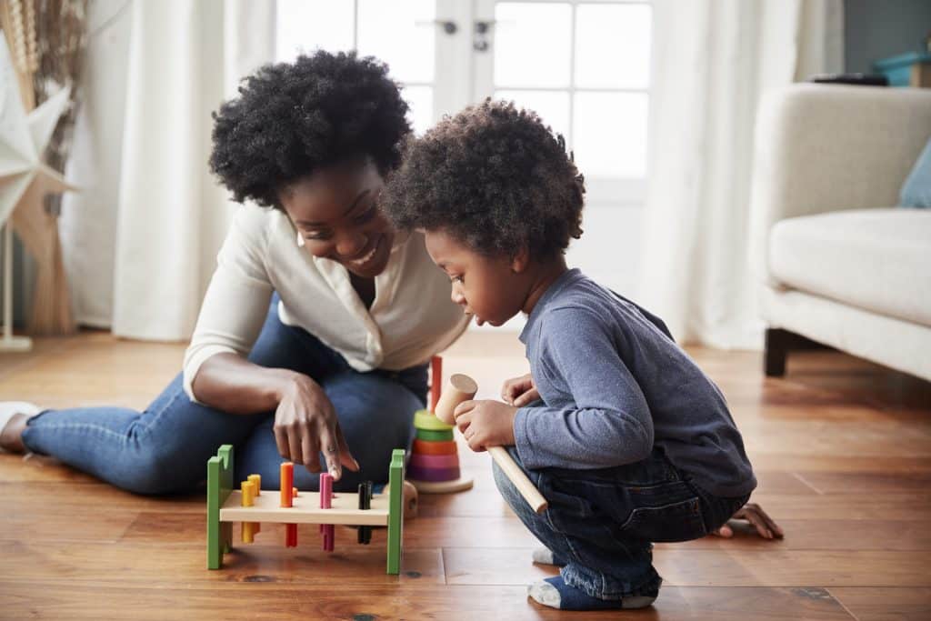 Jovem mãe brinca com seu filho.