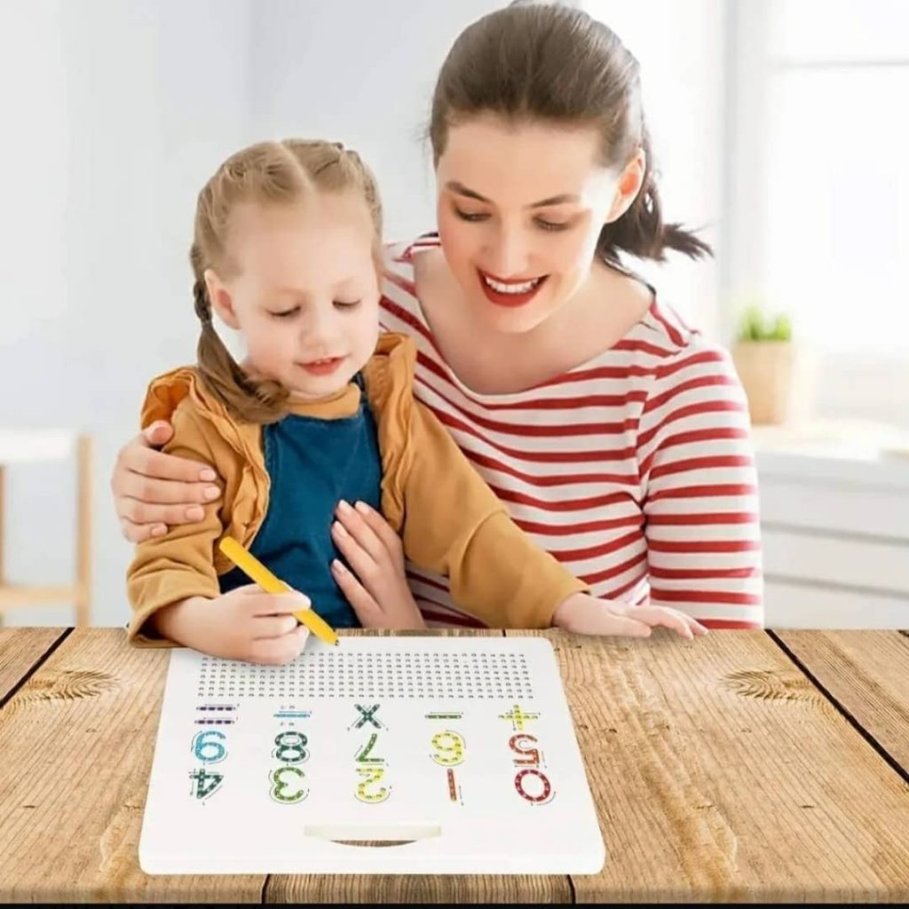 Mãe ensina filha a escrever e ler com a lousa mágica.