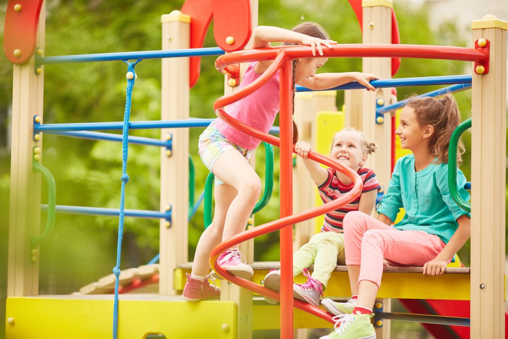 Crianças brincando no parque.