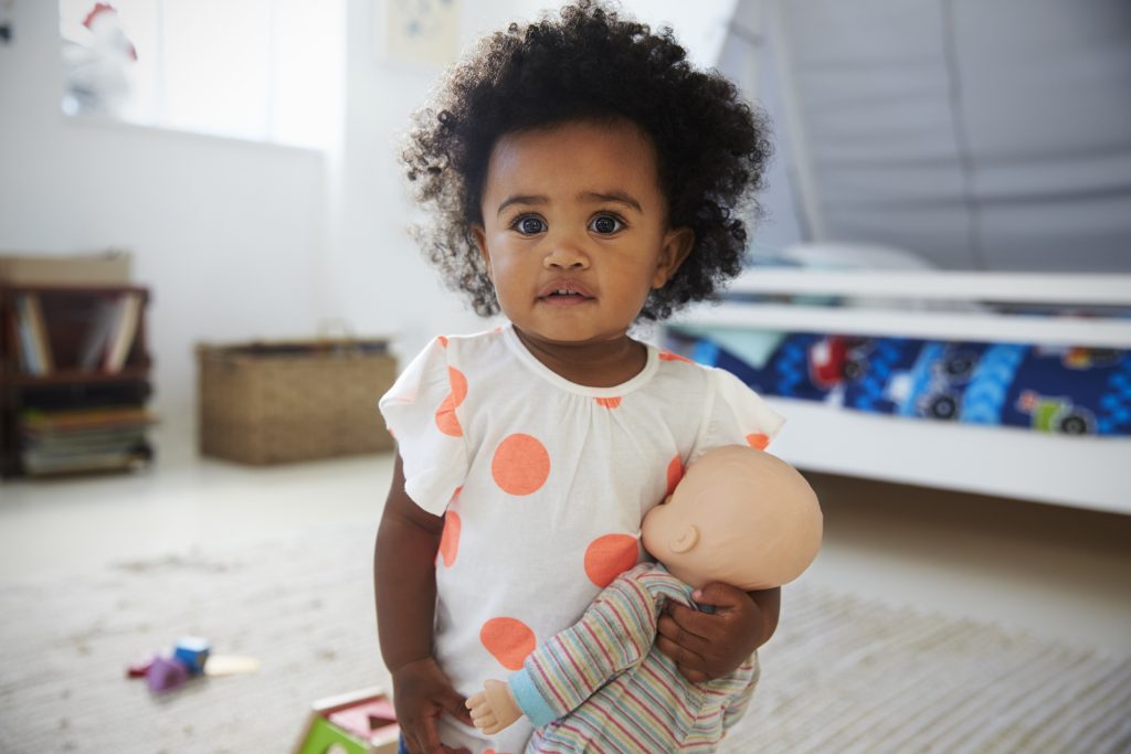 menina brincando com sua boneca.