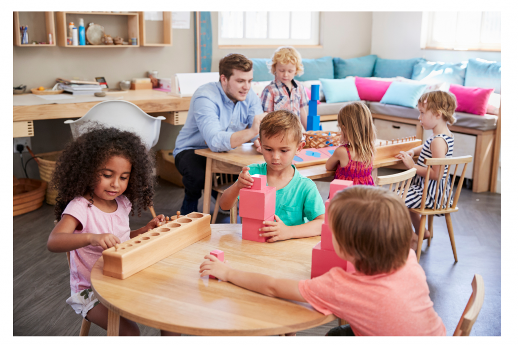 crianças brincando em escola montessoriana.