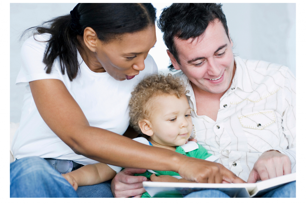 Papai e mamãe lendo para o seu filho.