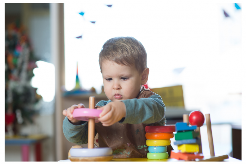 Método Montessori sendo aplicado.