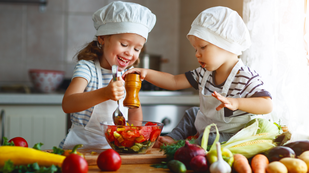 Crianças aprendendo a importância da alimentação saudável.