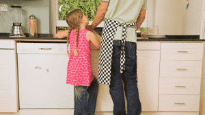 Read more about the article Brincar e aprender: como ensinar as crianças a ajudar nas tarefas de casa com brincadeiras?