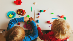 Read more about the article Aprender brincando: brinquedos que influenciam no desenvolvimento da criatividade de crianças